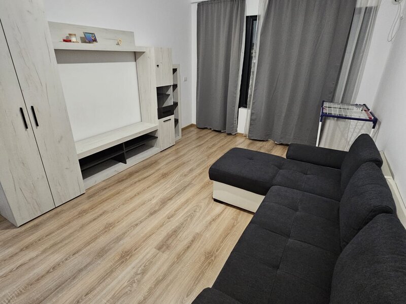 Aparatorii Patriei, Piata Berceni.